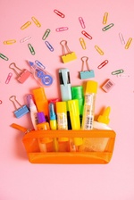 Basteln Job Crafting kleben bunt Schere Buntstifte Büromaterial Highlighter