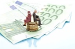 Senioren-Figuren sitzen auf Münzstapel und Geldscheinen